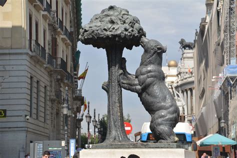 hay osos en madrid|Estatua del Oso y el Madroño